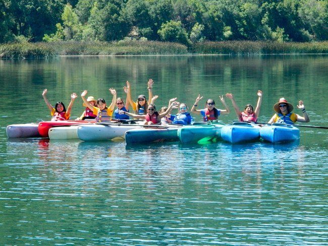 teen campers kayaking on waterfront at lafayette reservoir at roughing it day camp 