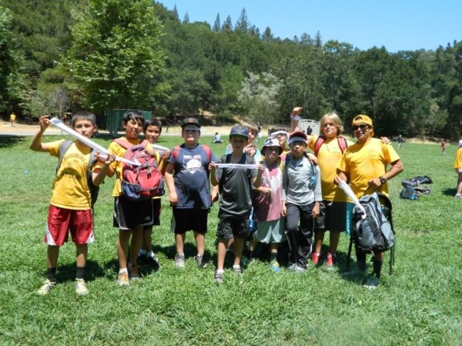 campers and counselors getting ready to get in boats on the water in the lafayette reservoir at roughing it day camp 